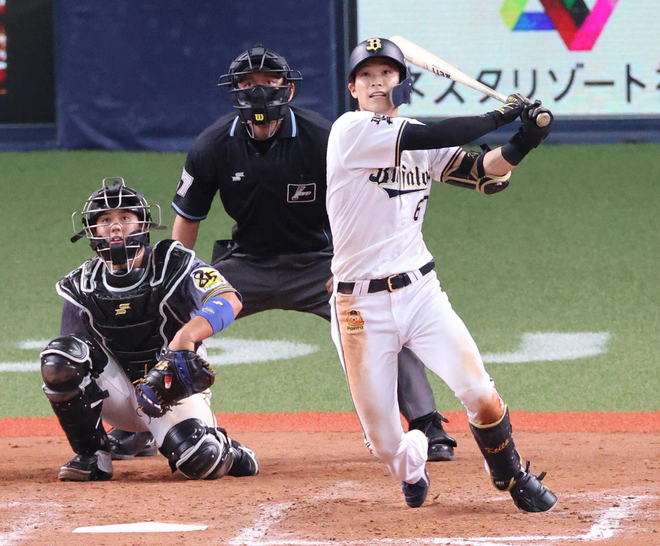 オリックス対阪神　9回裏オリックス2死、中越え二塁打を放つ中川（撮影・清水貴仁）
