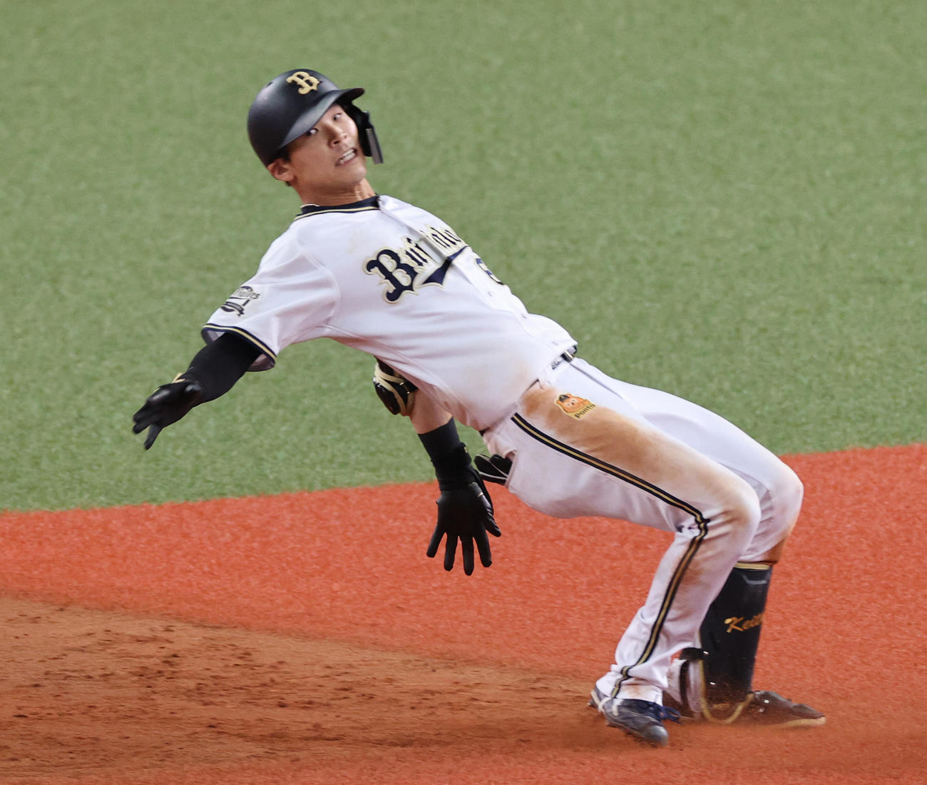 練習試合　オリックス対阪神　9回裏オリックス2死、中越え二塁打を放つ中川（撮影・清水貴仁）