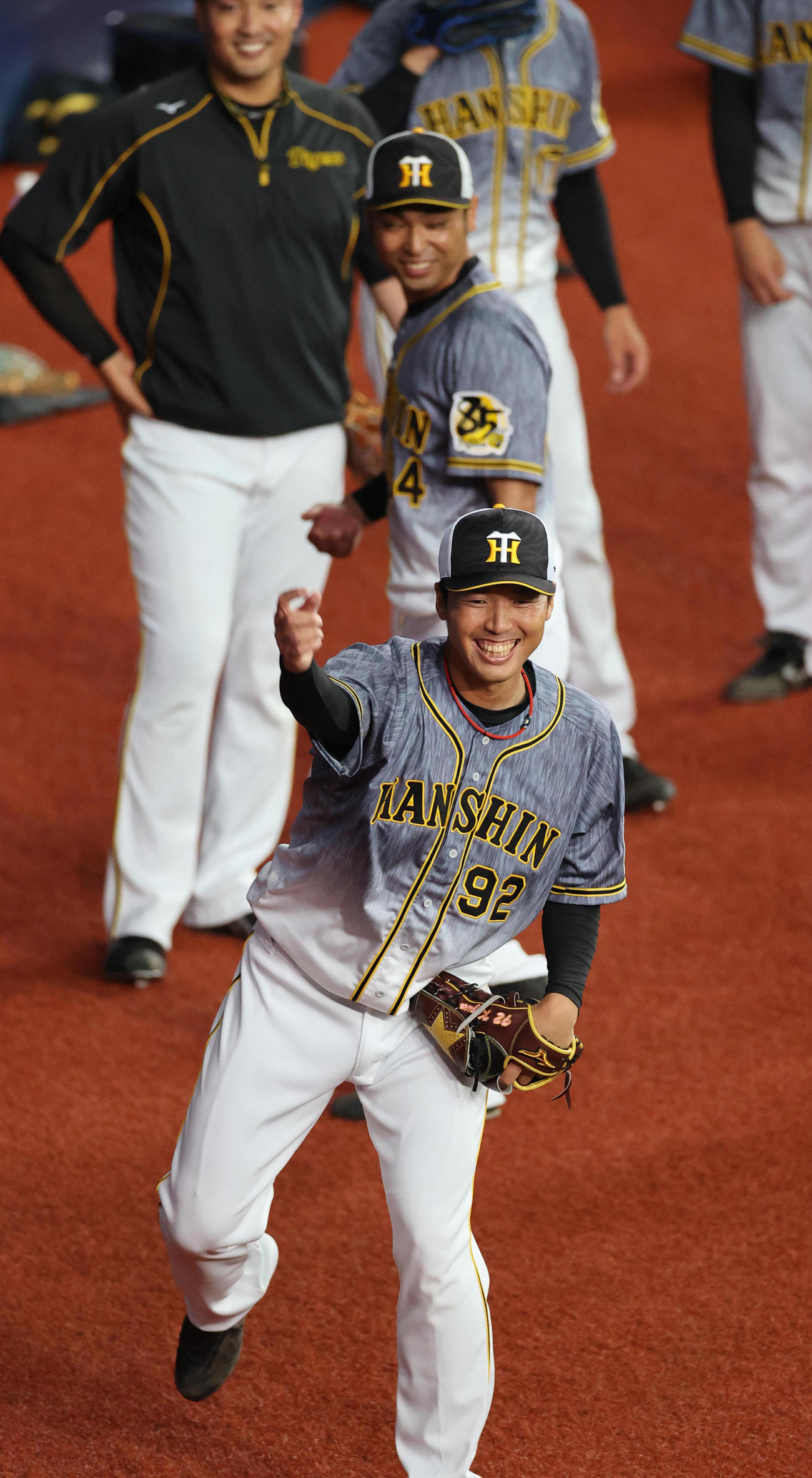 練習試合　オリックス対阪神　1軍に合流する伊藤和雄（手前）と桑原謙太朗（中央）（撮影・清水貴仁）