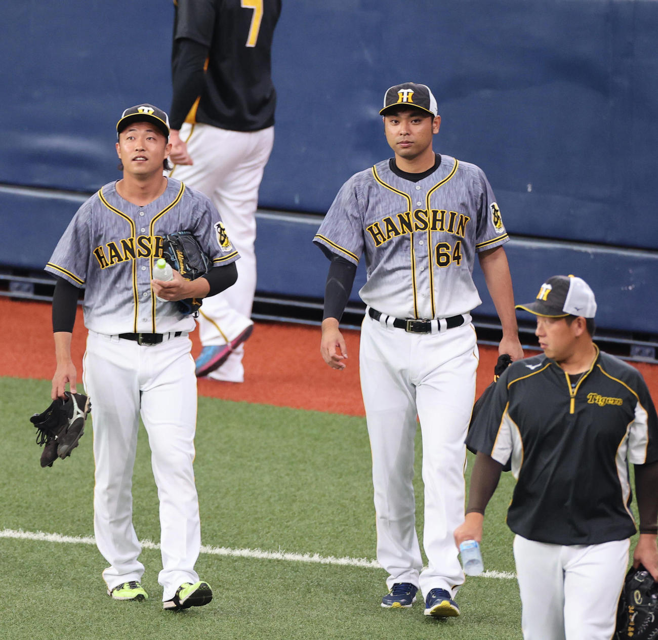 練習試合　オリックス対阪神　1軍に合流する島本浩也（左）と桑原謙太朗（中央）、右は谷川昌希（撮影・清水貴仁）