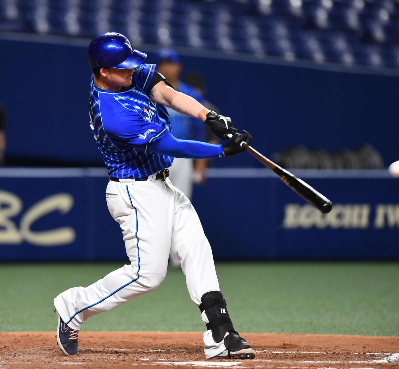 プロ野球練習試合　中日対DeNA　4回表2死、左越え本塁打を放ったタイラー・オースティン（撮影・森本幸一）