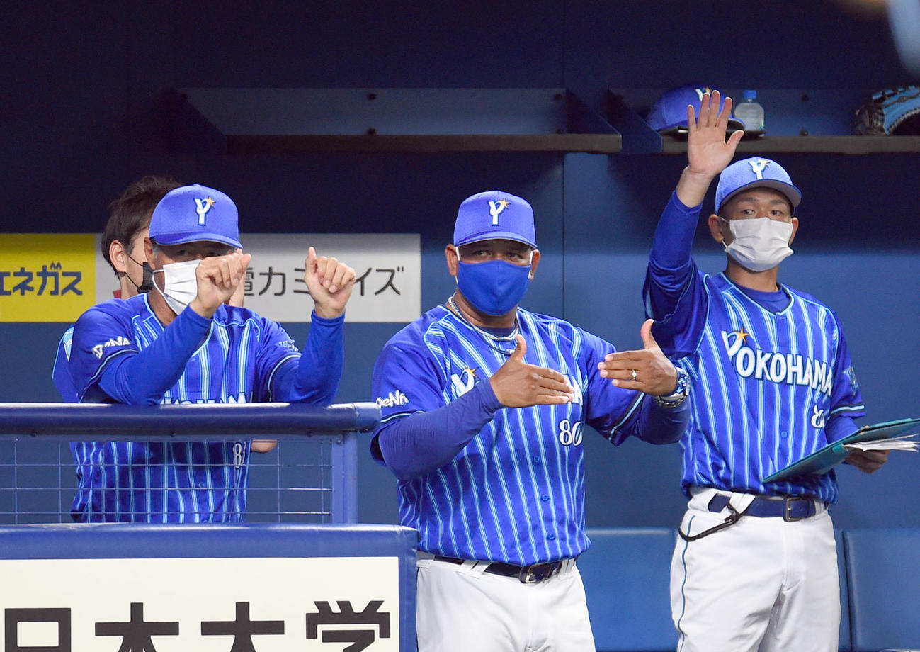 プロ野球練習試合　中日対DeNA　1回表DeNA2死一、二塁、ホセ・ロペスの2点適時二塁打に喜ぶベンチのラミレス（撮影・森本幸一）