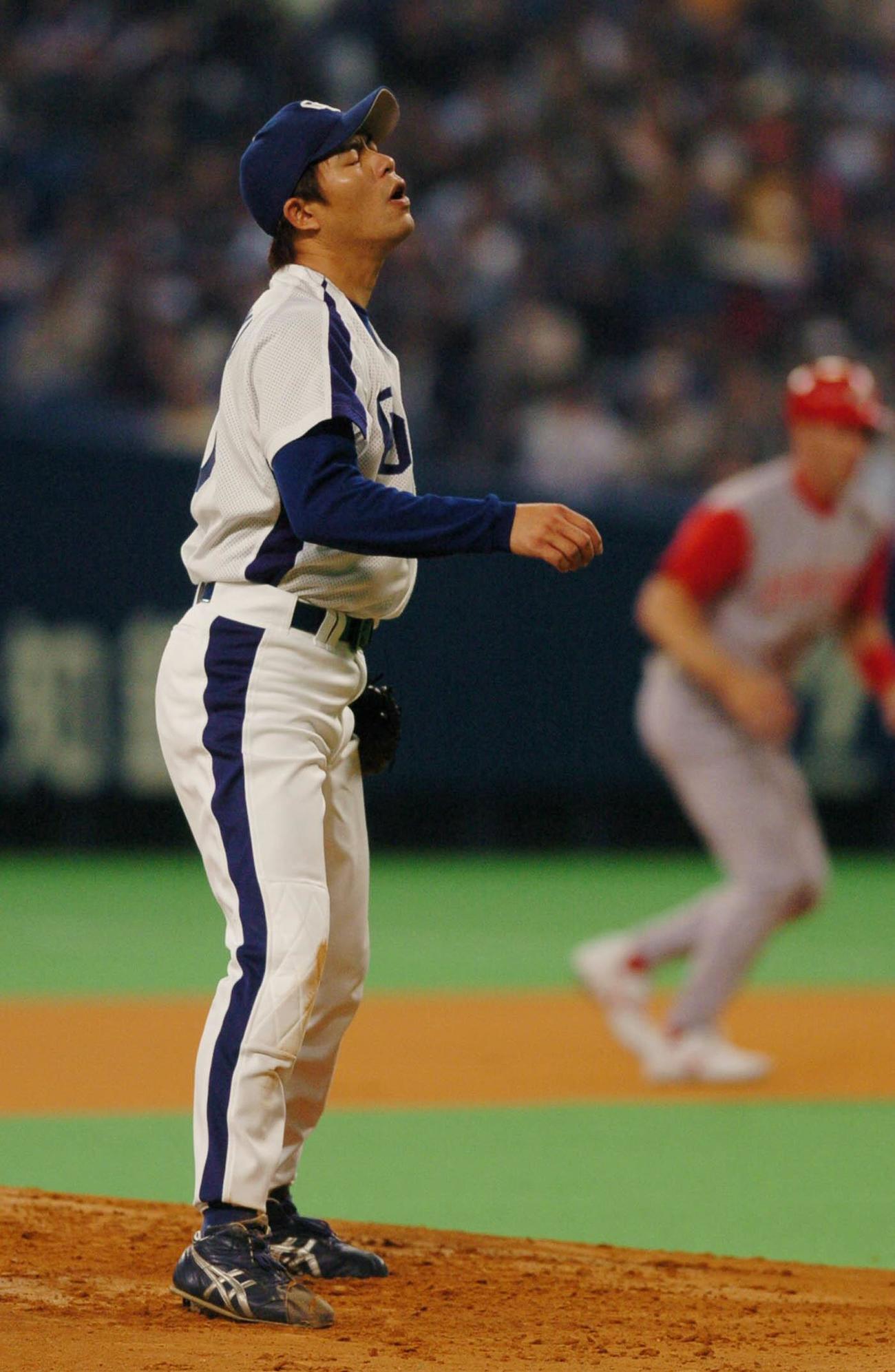 制球が定まらず天を仰ぐ中日川崎憲次郎（2004年4月2日撮影）