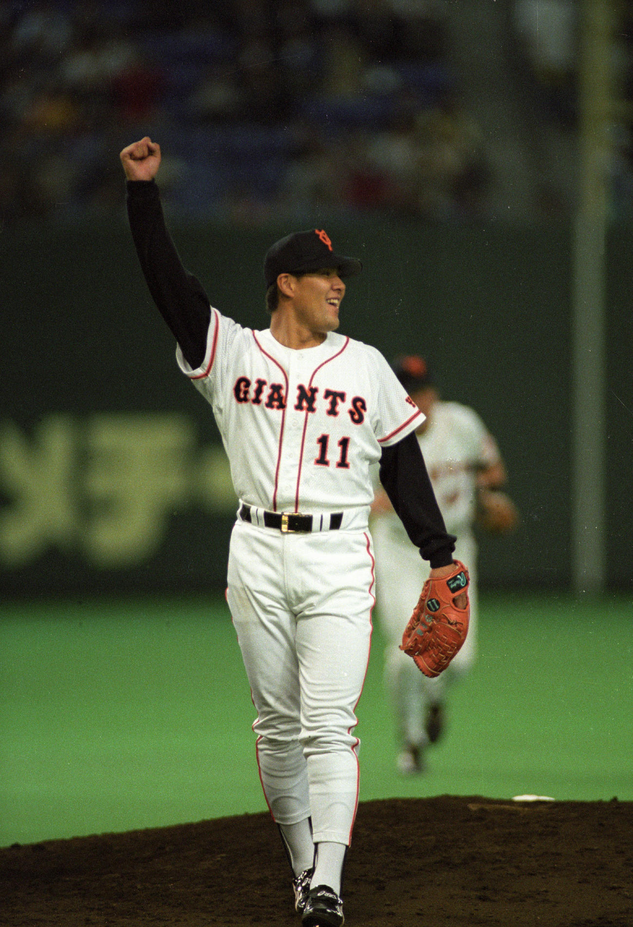 3年連続開幕完封勝利を挙げた巨人斎藤雅樹は、笑顔でガッツポーズ（1996年4月5日撮影）