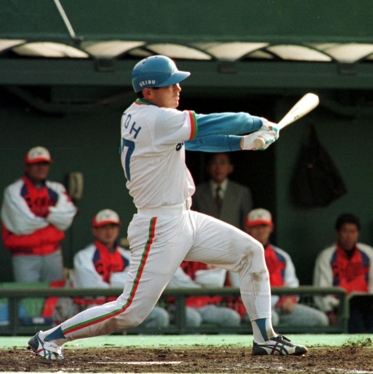 近鉄との開幕戦で史上初の逆転サヨナラ満塁本塁打を放つ西武伊東勤（1994年4月9日撮影）