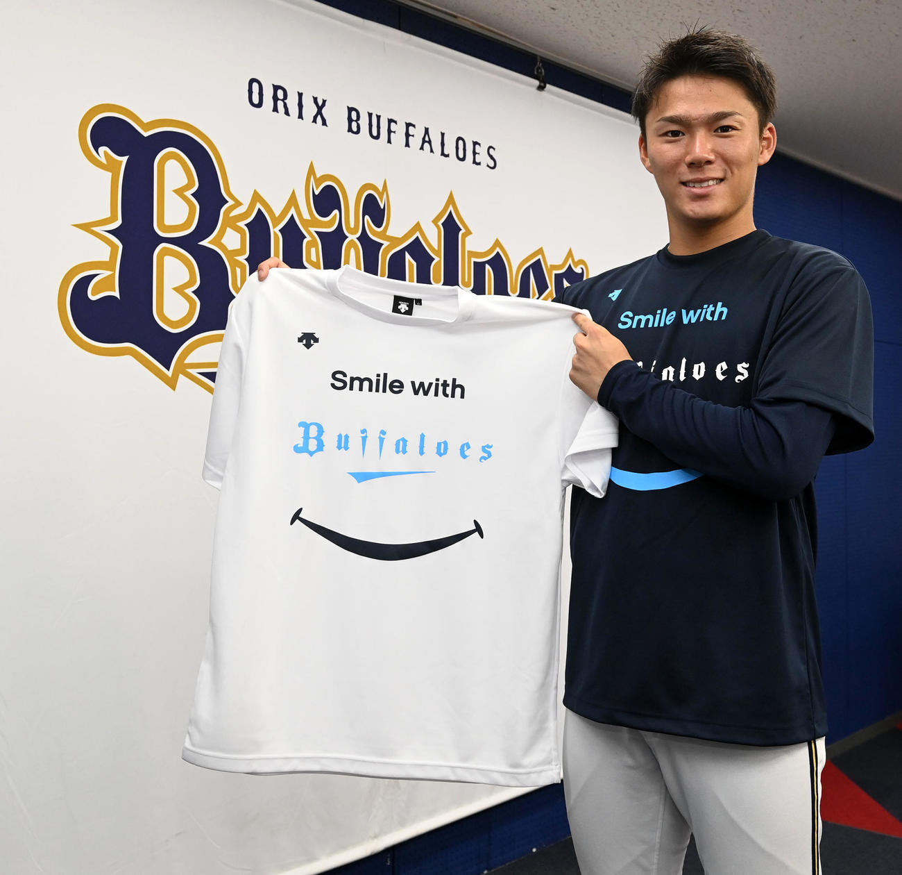 「野球で笑顔にTシャツ」を披露するオリックス山本