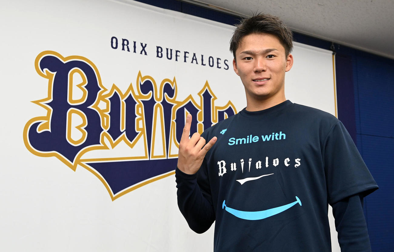 「野球で笑顔にTシャツ」を披露するオリックス山本
