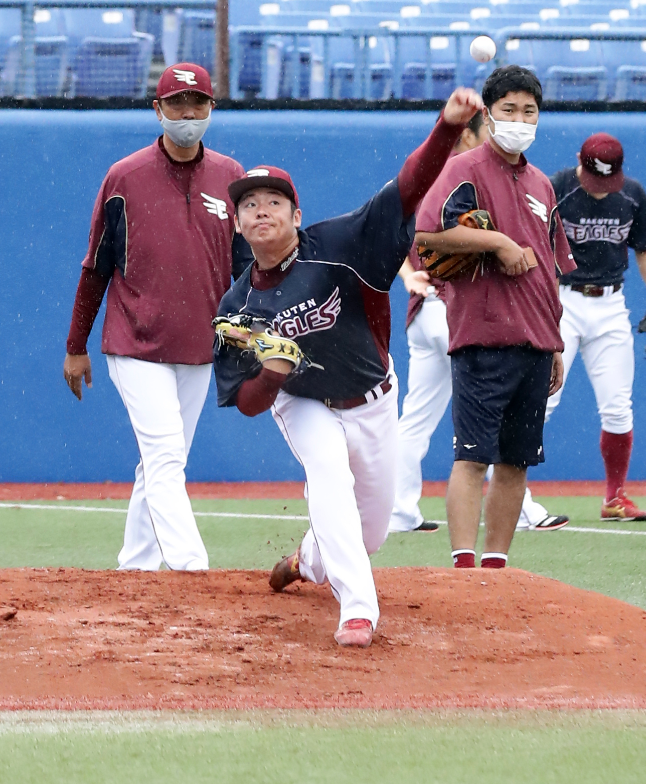 ヤクルト対楽天　三塁側ブルペンで投げ込む松井（手前）の奥で、見つめる伊藤投手コーチ（左）（撮影・浅見桂子）