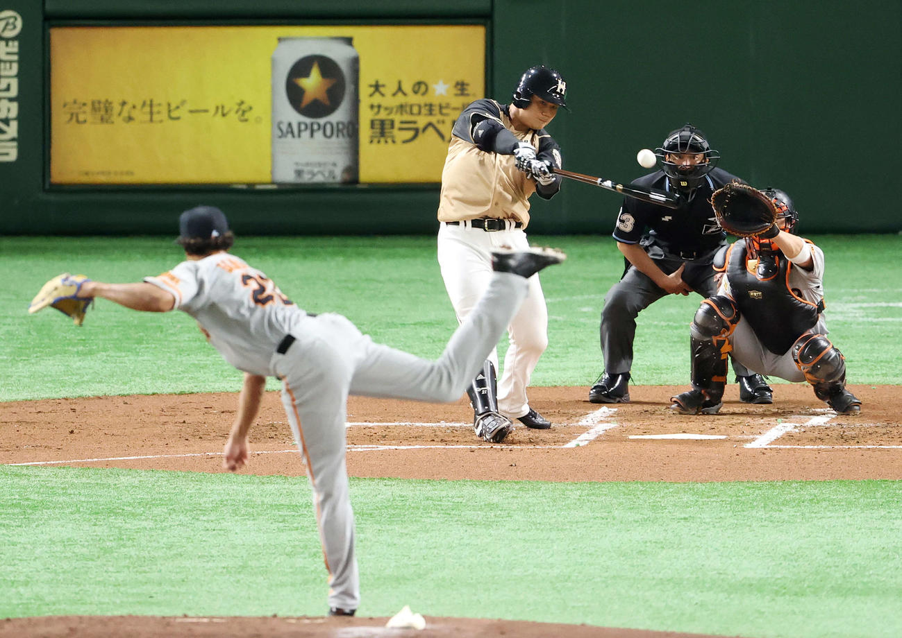巨人対日本ハム　1回裏日本ハム2死二塁、適時二塁打を放つ清宮幸。投手サンチェス（撮影・江口和貴）