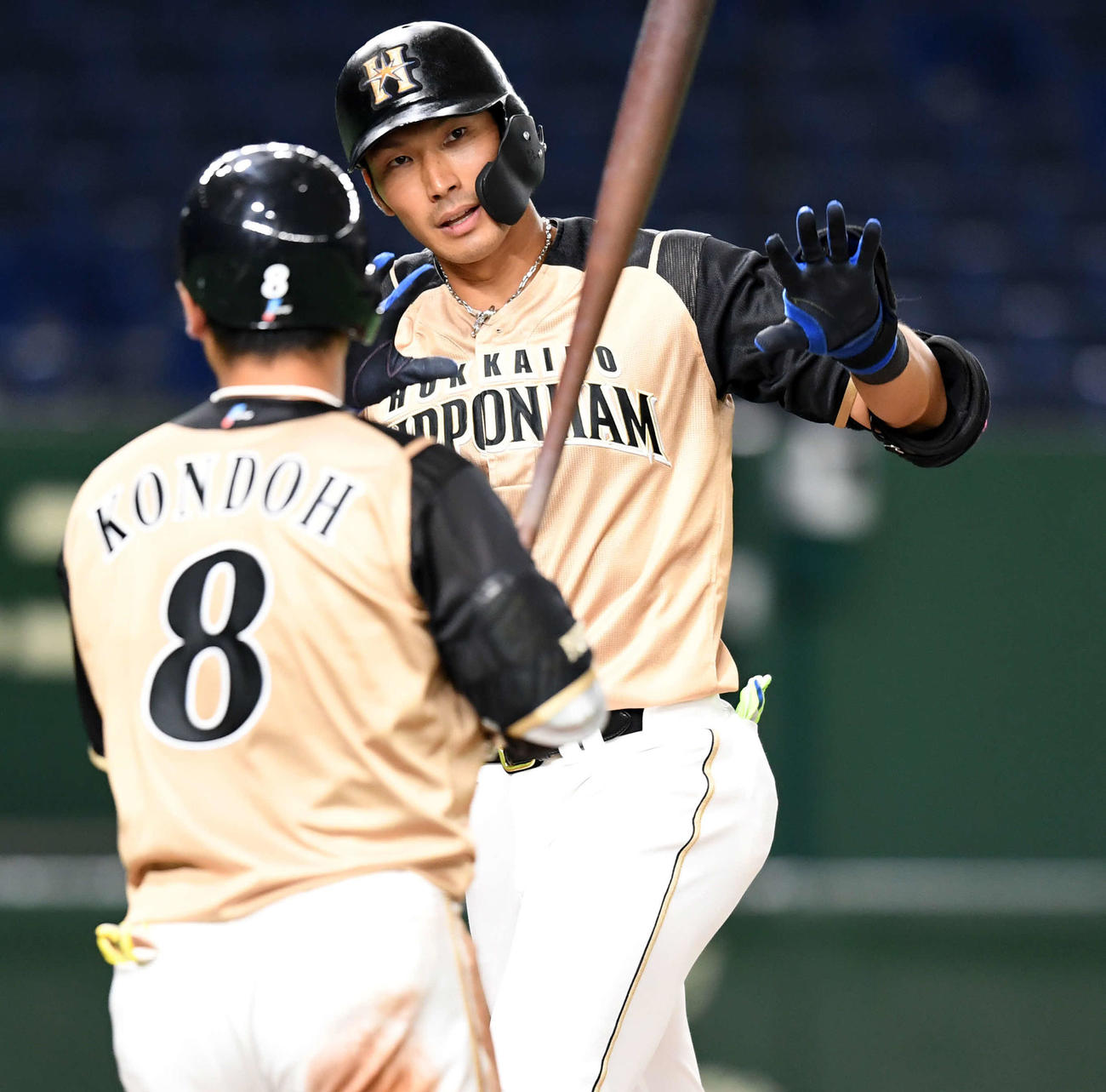 巨人対日本ハム　2回裏日本ハム1死二塁、左越えに2点本塁打を放った大田（撮影・たえ見朱実）
