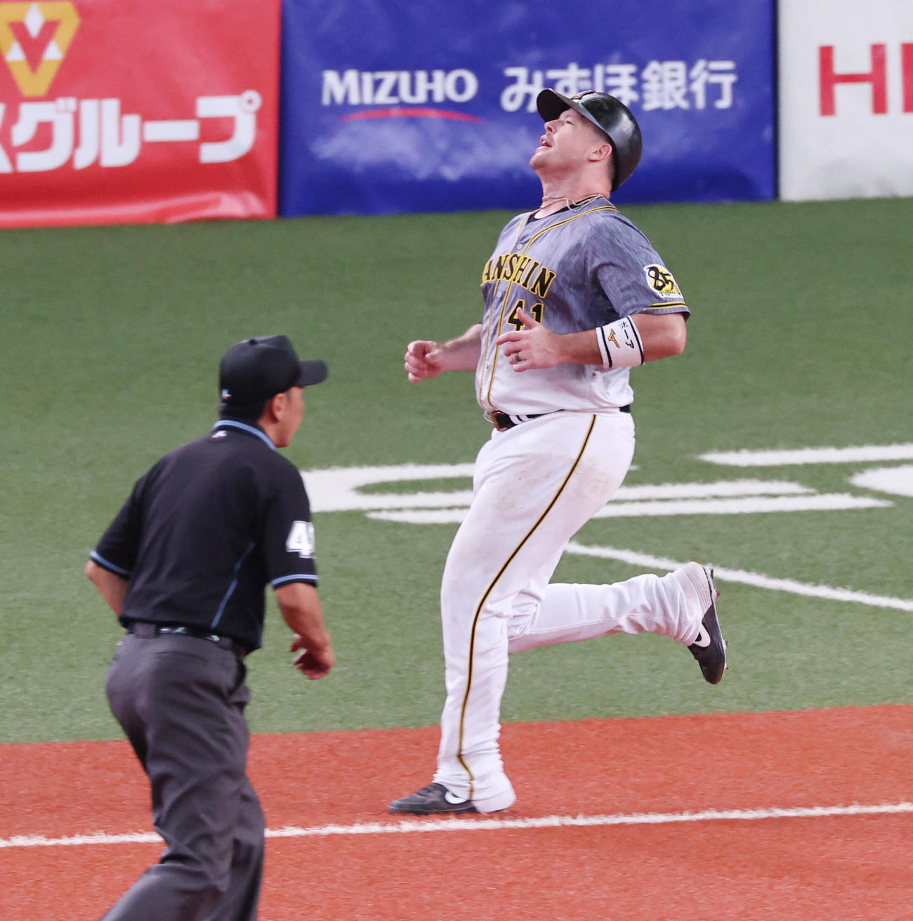 練習試合　オリックス対阪神　6回表阪神無死一、二塁、二ゴロ併殺に倒れるジャスティン・ボーア（中央）（撮影・清水貴仁）