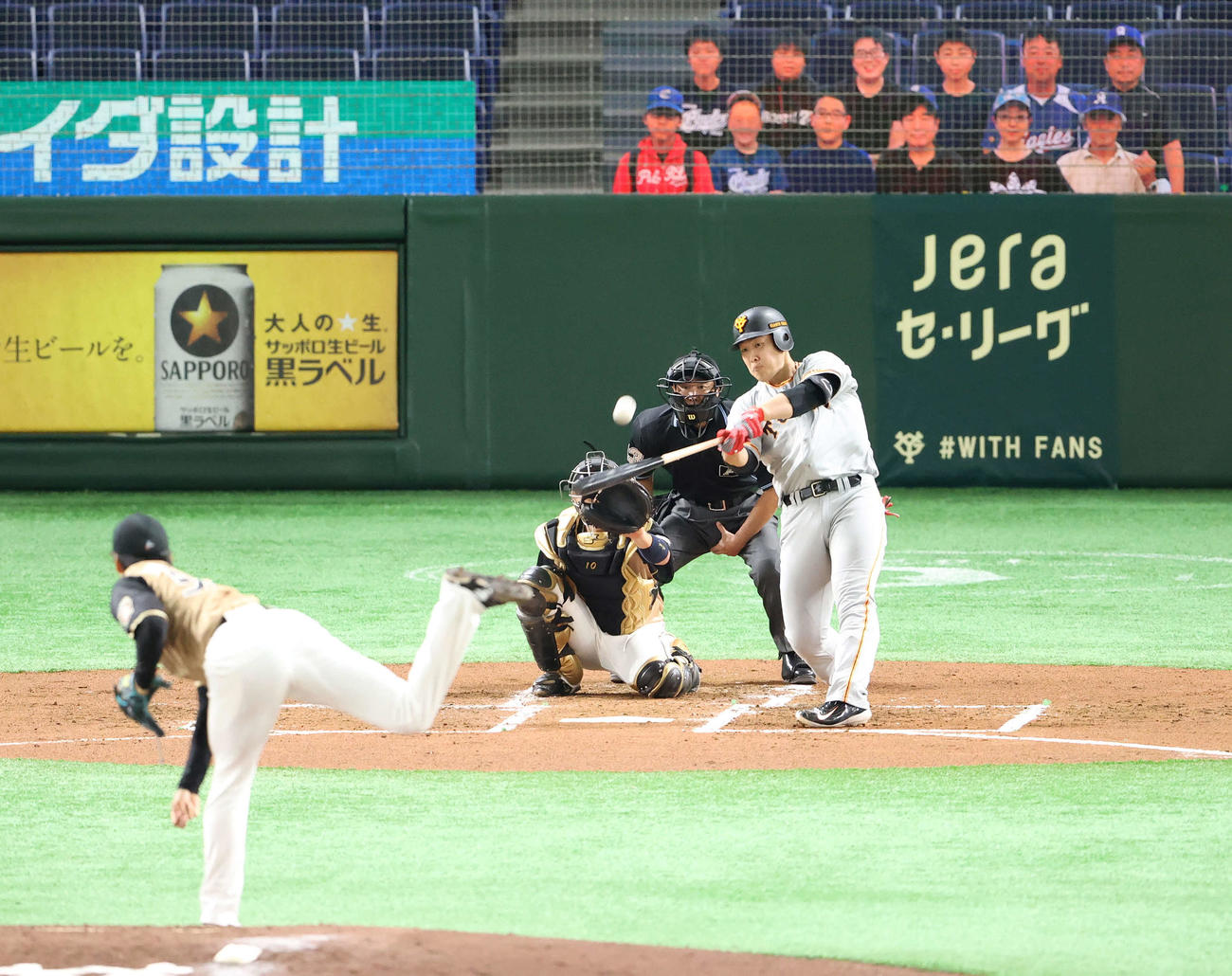 巨人対日本ハム　2回表巨人無死、左越えソロ本塁打を放つ岡本。投手杉浦（撮影・江口和貴）