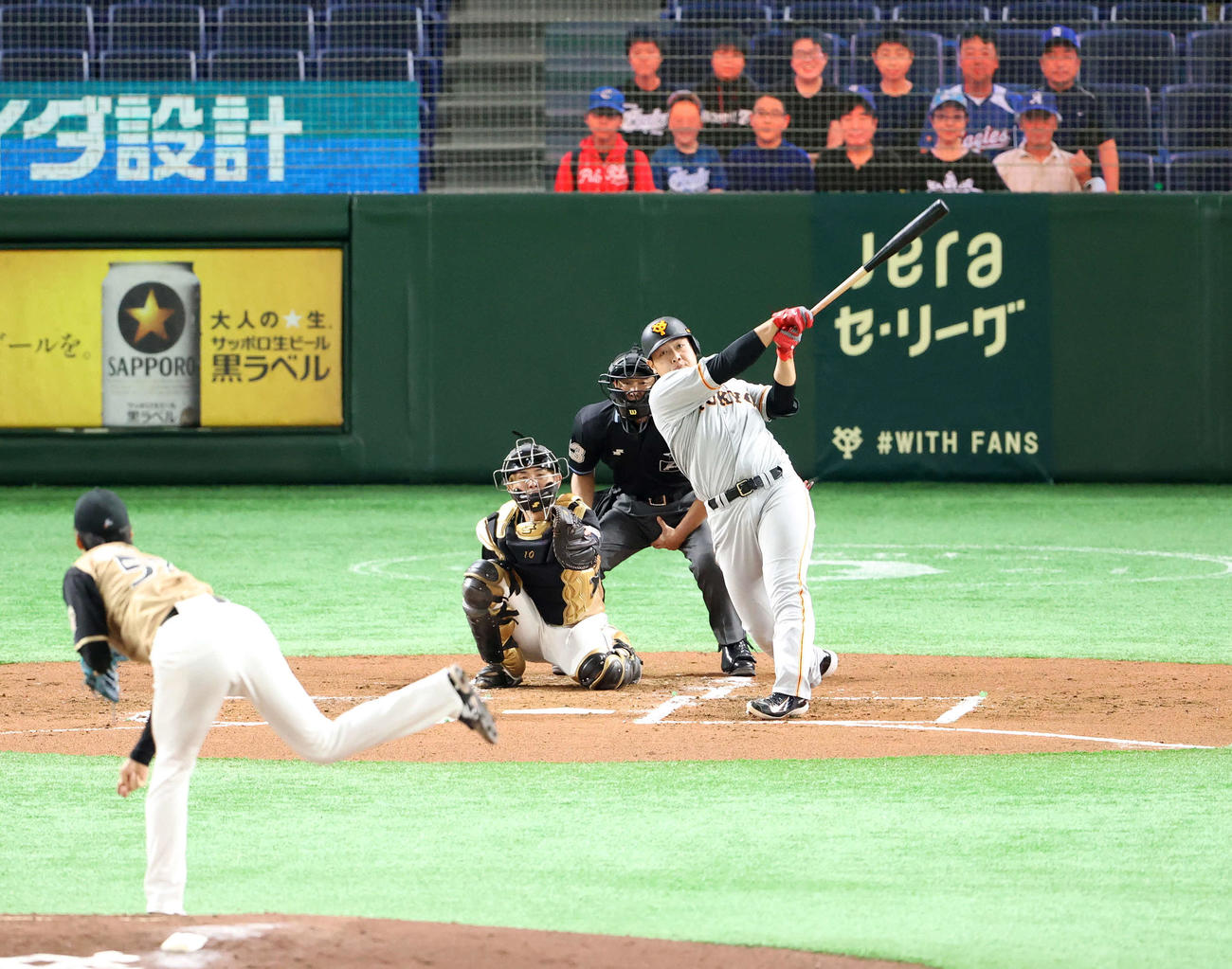 巨人対日本ハム　2回表巨人無死、左越えソロ本塁打を放つ岡本。投手杉浦（撮影・江口和貴）