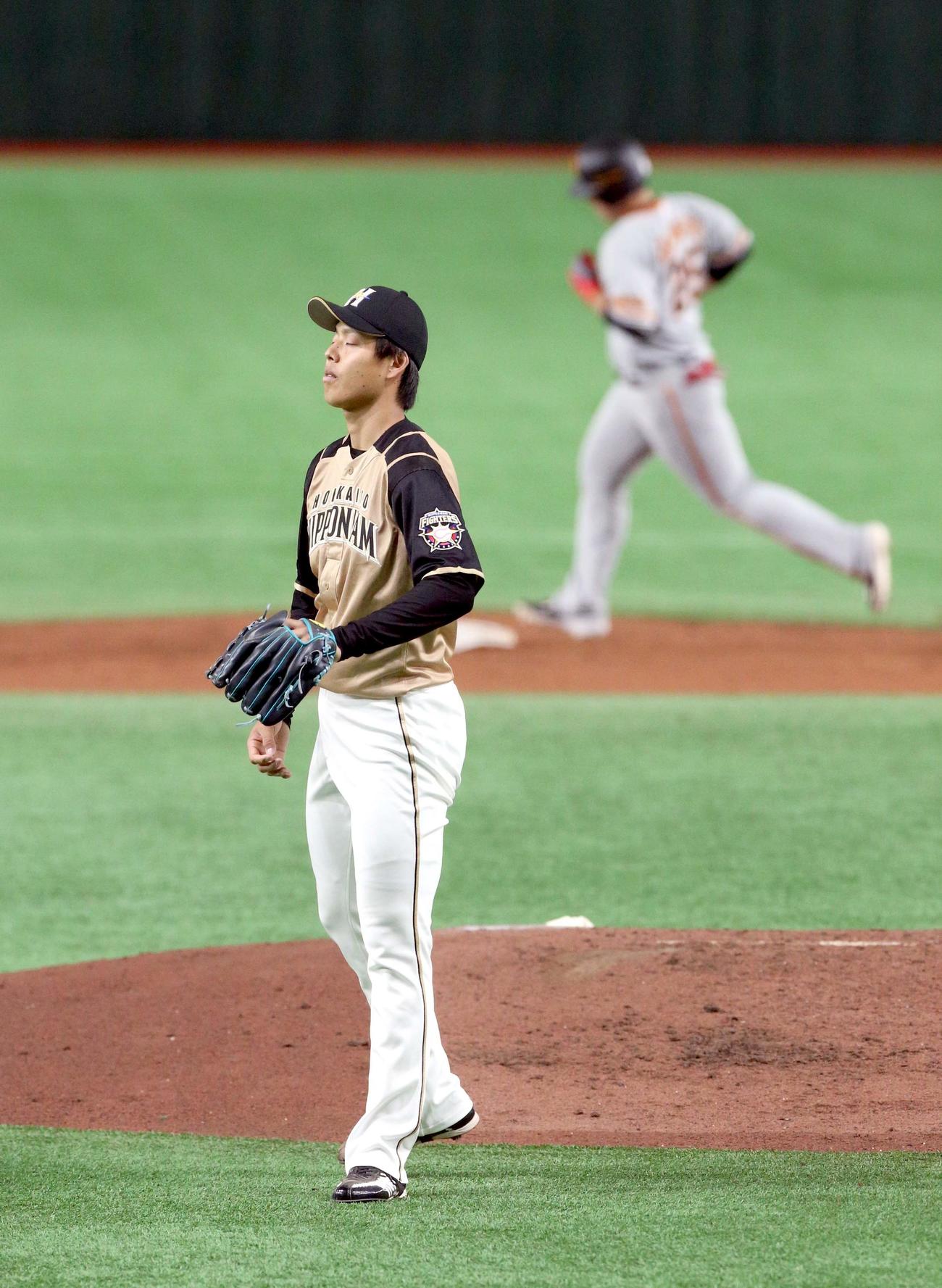 巨人対日本ハム　2回表巨人無死、岡本（右奥）にソロ本塁打を浴びる日本ハム杉浦（撮影・佐藤翔太）