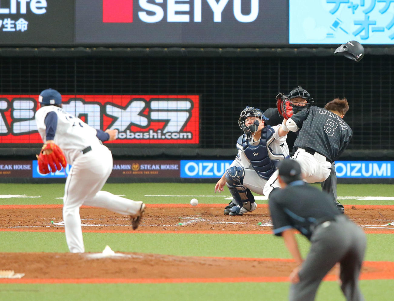 西武対ロッテ　4回表ロッテ無死一塁、松本の投球が頭に直撃する中村奨（撮影・河田真司）