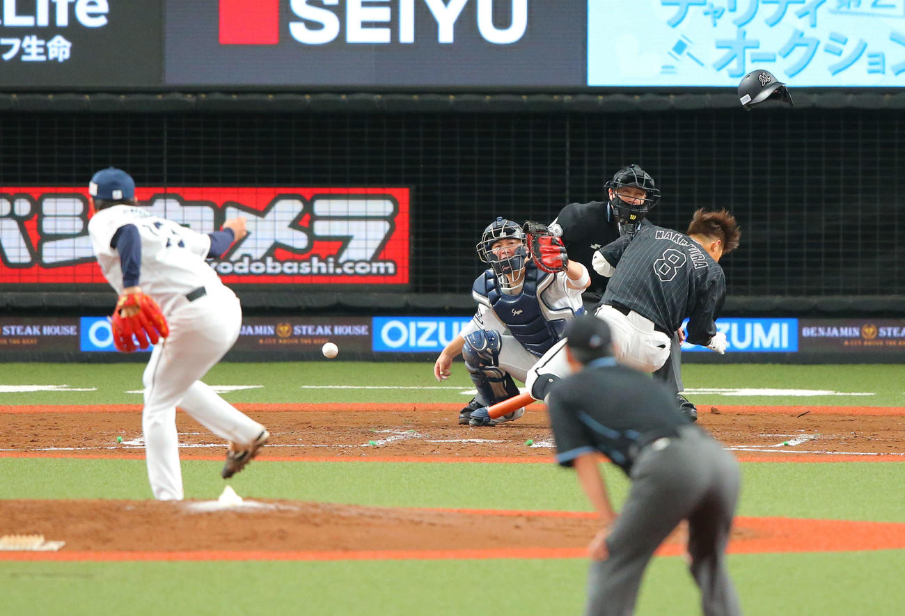 西武対ロッテ　4回表ロッテ無死一塁、松本の投球が頭に直撃する中村奨（撮影・河田真司）