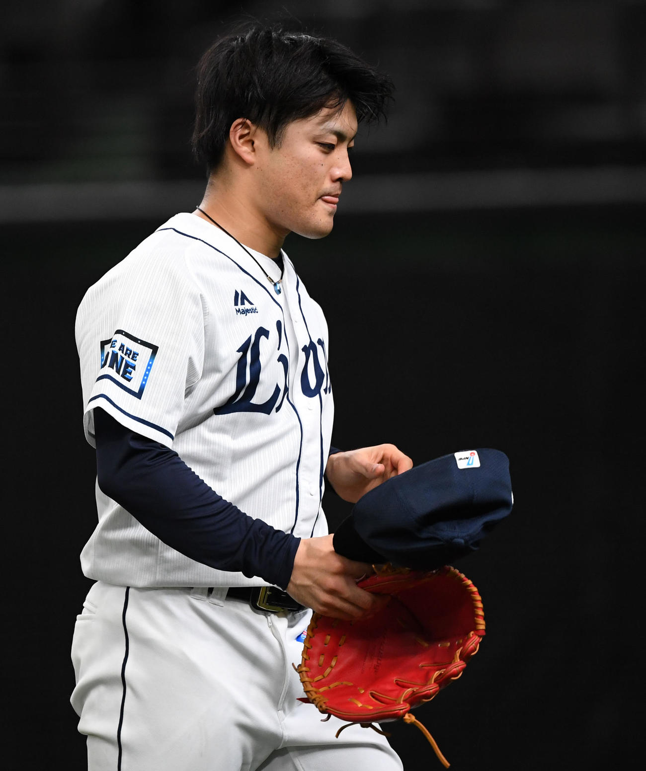 西武対ロッテ　4回表ロッテ無死一塁、中村奨吾への危険球で退場する松本（撮影・横山健太）