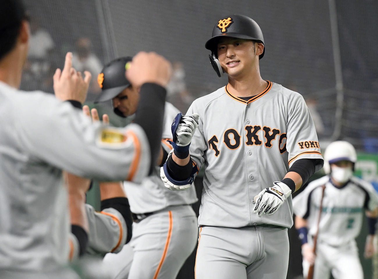 巨人対日本ハム　2回表巨人1死二塁、右越えに2点本塁打を放ちナインとエアタッチする吉川尚（撮影・たえ見朱実）