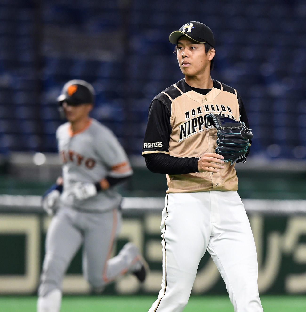 巨人対日本ハム　2回表巨人1死二塁、吉川尚に2点本塁打を浴びる杉浦（撮影・たえ見朱実）