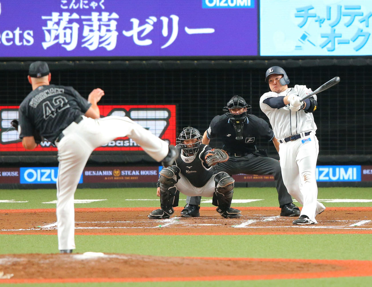 西武対ロッテ　6回裏西武無死二塁、右中間に同点の2点本塁打を放つ山川（撮影・河田真司）