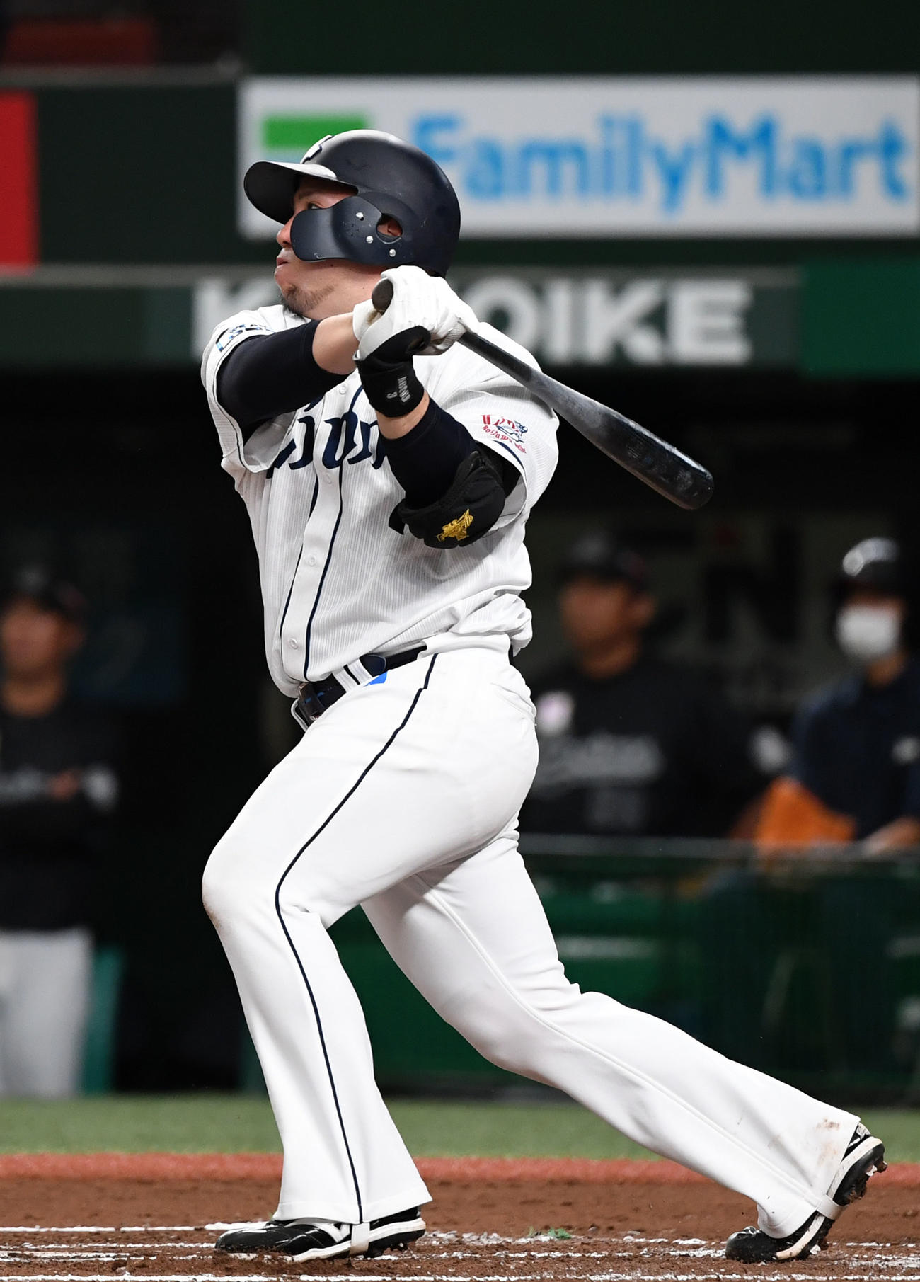西武対ロッテ　6回裏西武無死二塁、右越え2点本塁打を放つ山川（撮影・横山健太）