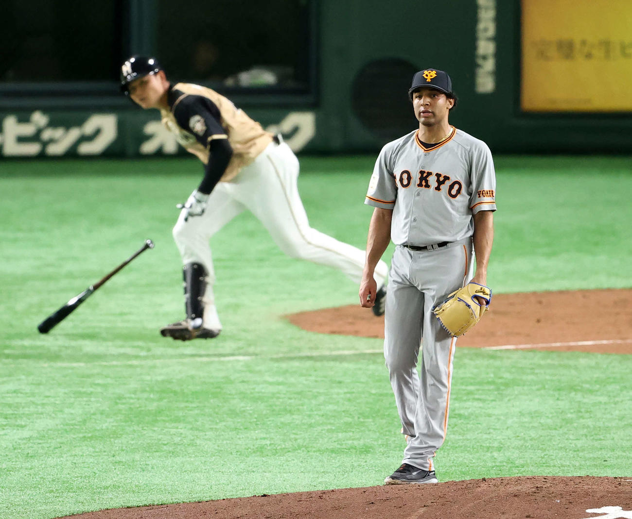巨人対日本ハム　1回裏日本ハム2死二塁、清宮（後方）に適時二塁打を浴びるサンチェス（撮影・江口和貴）
