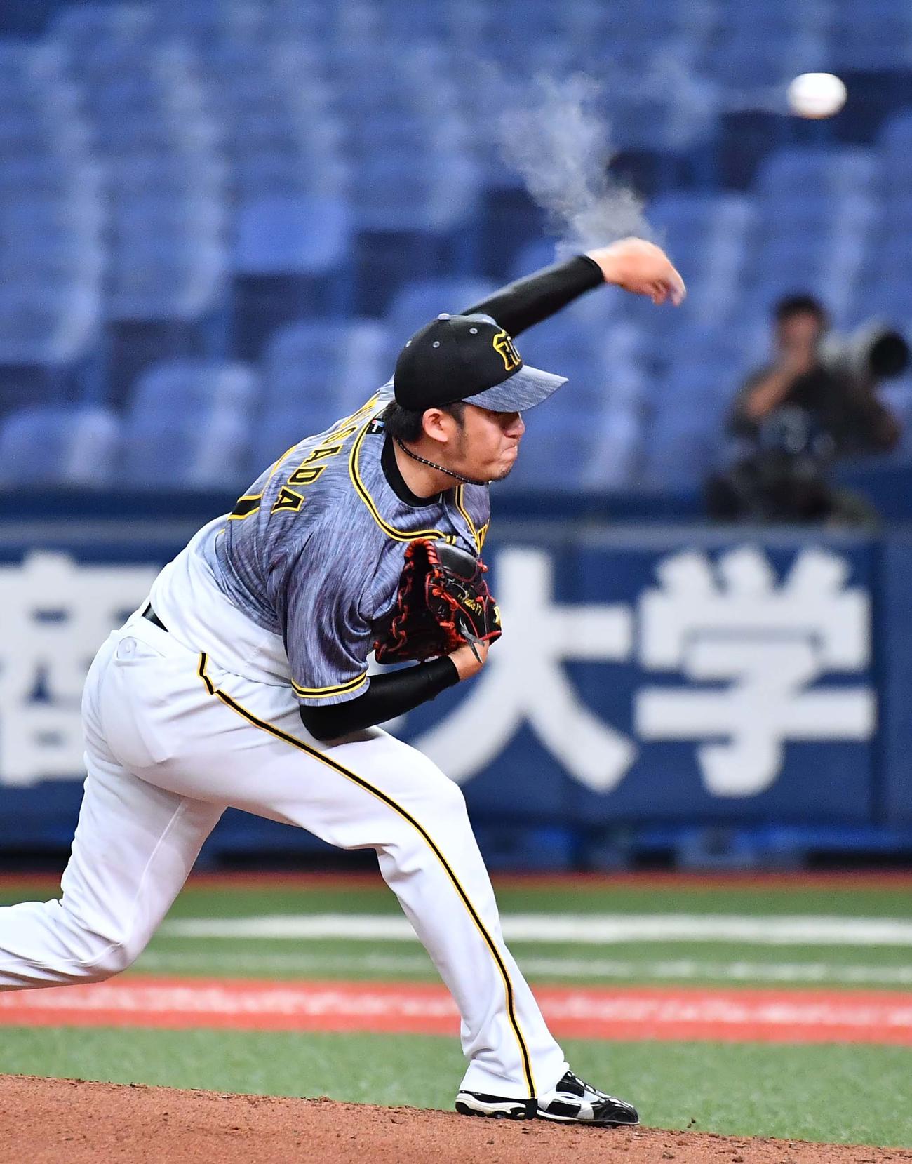 オリックス対阪神　ロジンの煙を上げながら力投する岩貞祐太（撮影・上田博志）