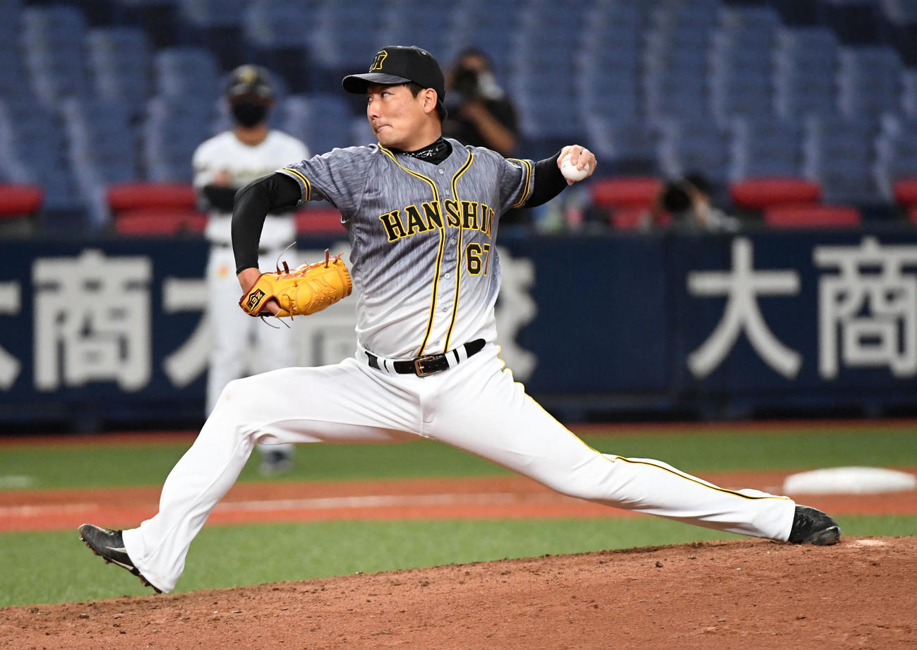 オリックス対阪神　阪神3番手の岩崎（撮影・前岡正明）