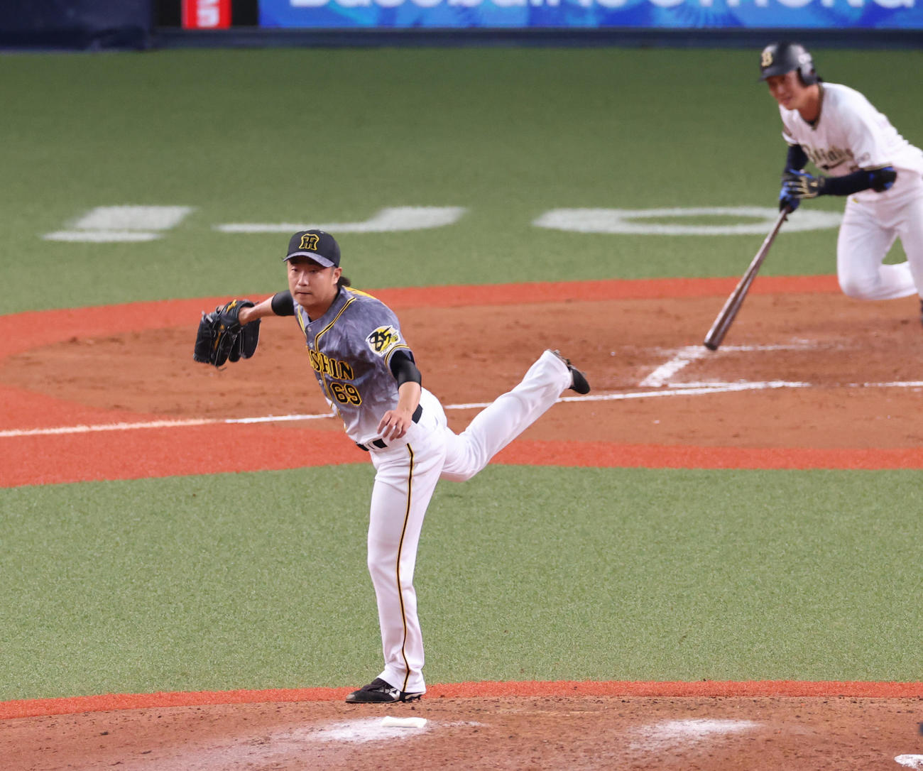 練習試合　オリックス対阪神　8回裏オリックス1死一塁、広沢伸哉の打球にグラブを出す島本浩也、結果は二塁失策（撮影・清水貴仁）