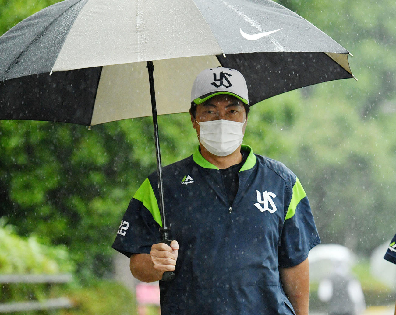ヤクルト対楽天　傘を差しクラブハウスへ移動するヤクルト高津監督（撮影・滝沢徹郎）