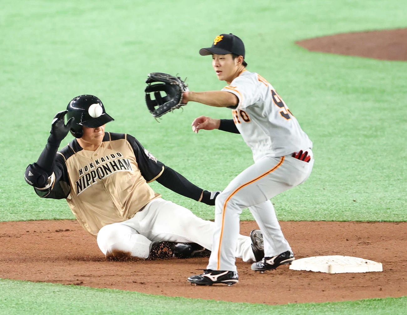 巨人対日本ハム　1回裏日本ハム2死二塁、適時二塁打を放った清宮（左）。右は遊撃手湯浅（撮影・江口和貴）