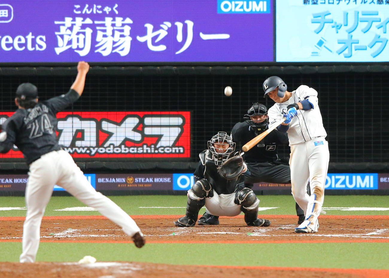 9回裏西武無死、中越えサヨナラ本塁打を放つ木村（撮影・河田真司）