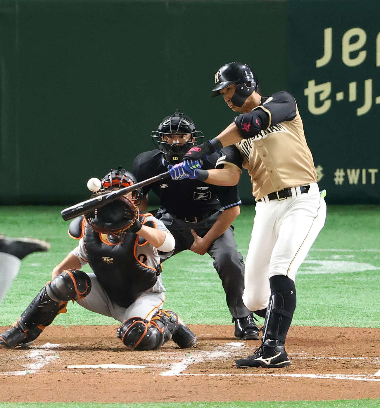 巨人対日本ハム　2回裏日本ハム1死二塁、2点本塁打を放つ大田。投手サンチェス（撮影・江口和貴）