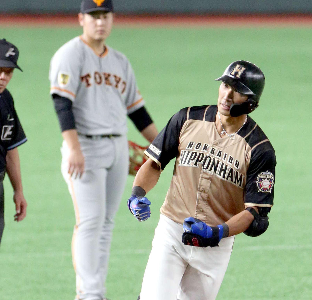 2回裏日本ハム1死二塁、大田は2点本塁打を放ちマッスルポーズをする。後方は巨人岡本（撮影・佐藤翔太）