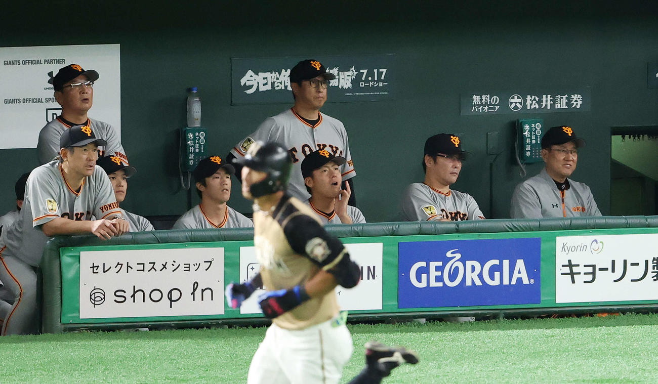 巨人対日本ハム　2回裏日本ハム1死二塁、2点本塁打を放った大田（手前）の打球をベンチから見つめる原監督（右端）ら（撮影・江口和貴）