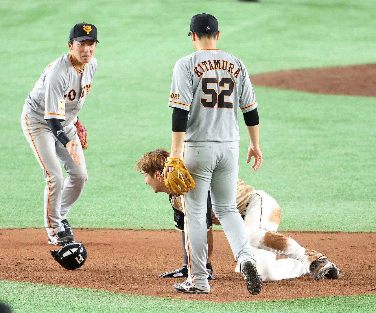巨人対日本ハム　8回裏、巨人遊撃手増田大（左）と交錯した日本ハム松本（撮影・江口和貴）