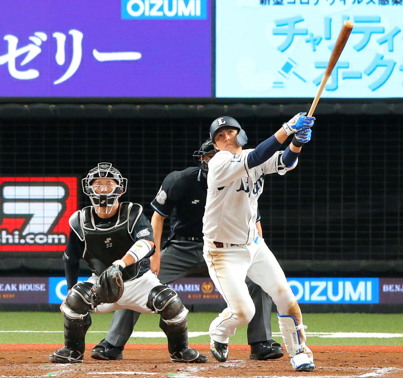 9回裏西武無死、中越えサヨナラ本塁打を放つ木村（撮影・河田真司）