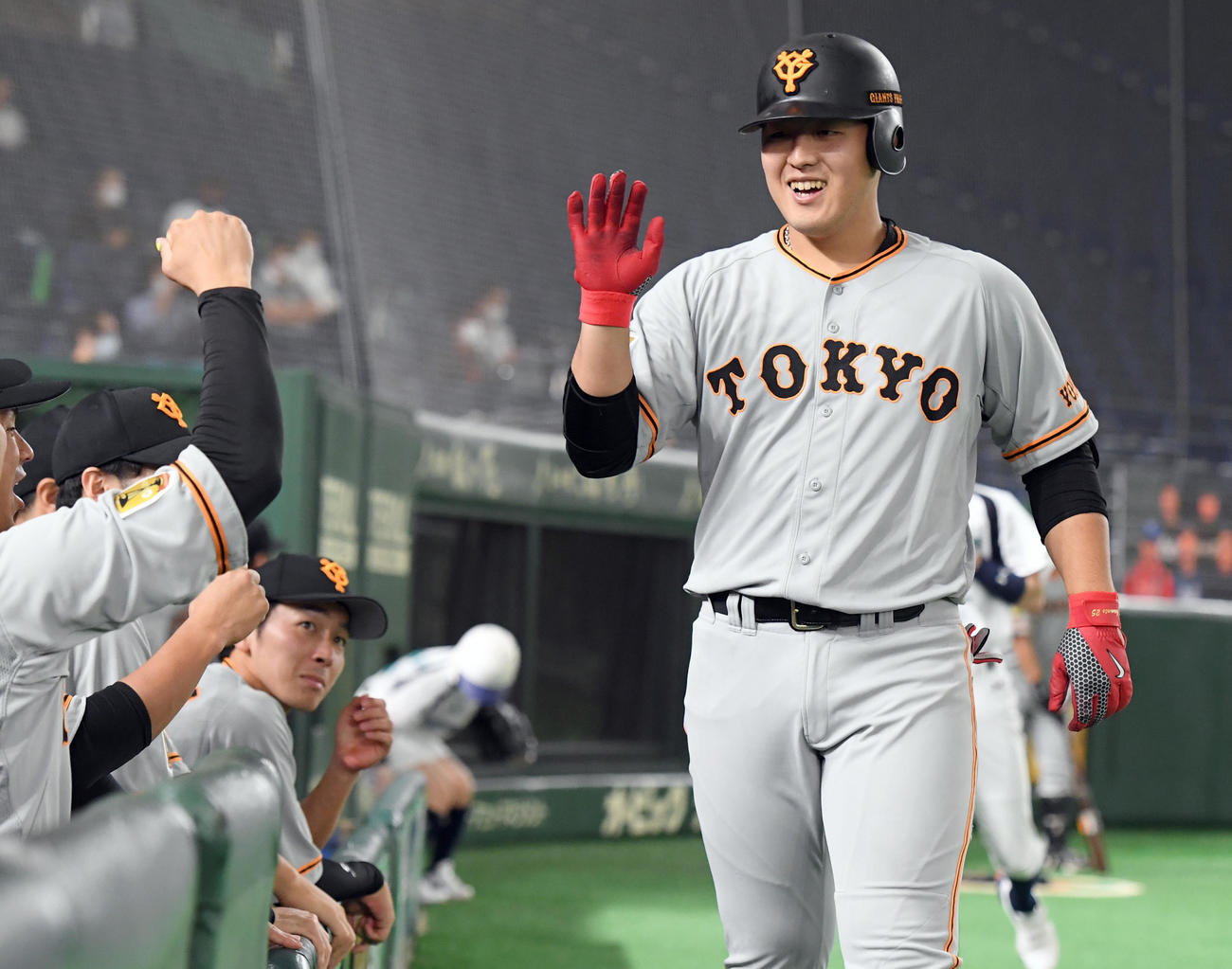 巨人対日本ハム　2回表巨人無死、左越えにソロ本塁打を放ちナインとエアタッチする岡本（撮影・たえ見朱実）