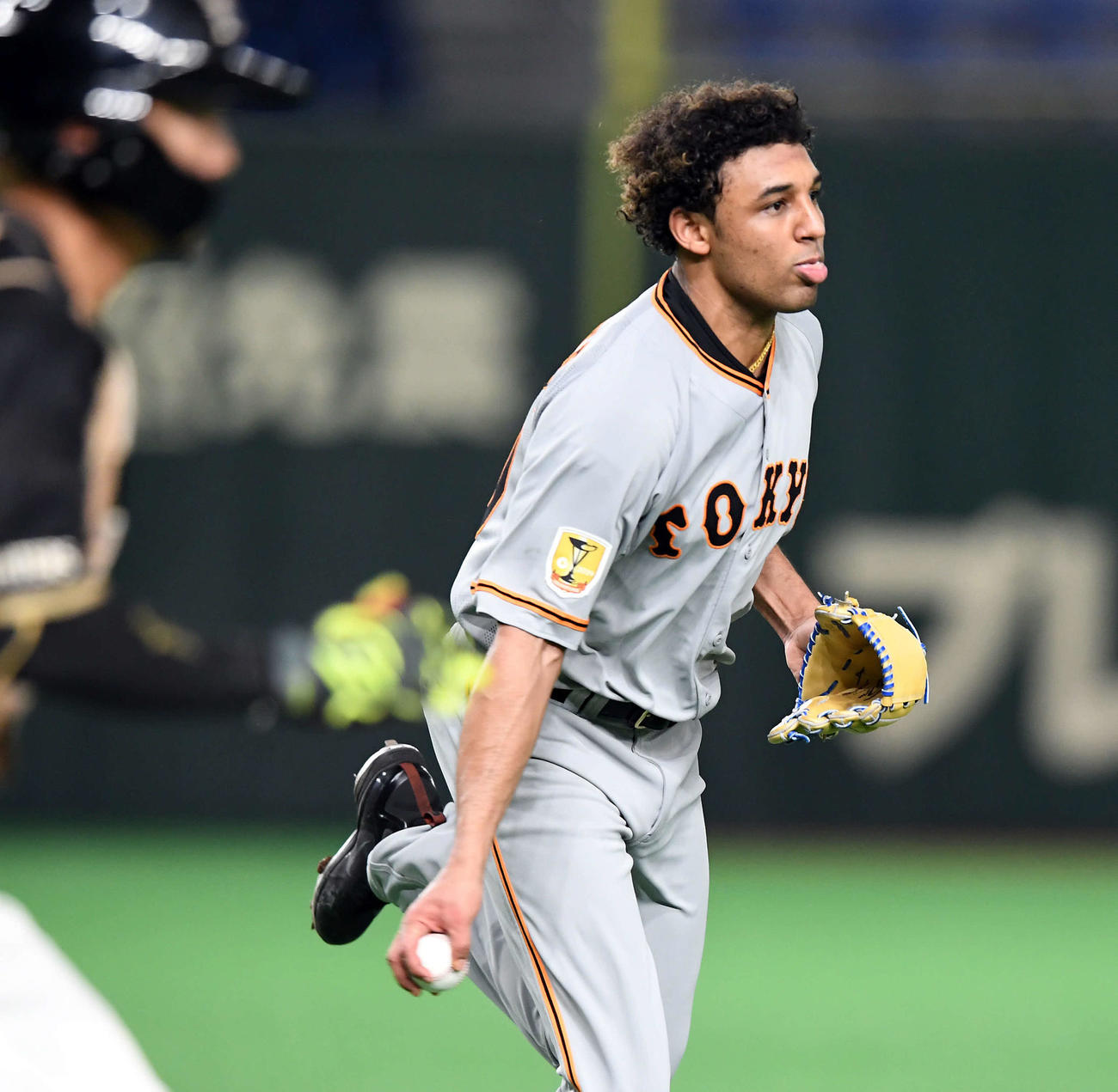 巨人対日本ハム　3回裏日本ハム2死一塁、西川を投ゴロに仕留めるサンチェス（撮影・たえ見朱実）