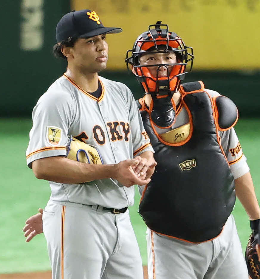 巨人対日本ハム　1回裏日本ハム2死二塁、横尾に適時打を浴び捕手小林（右）から声を掛けられるサンチェス（撮影・江口和貴）