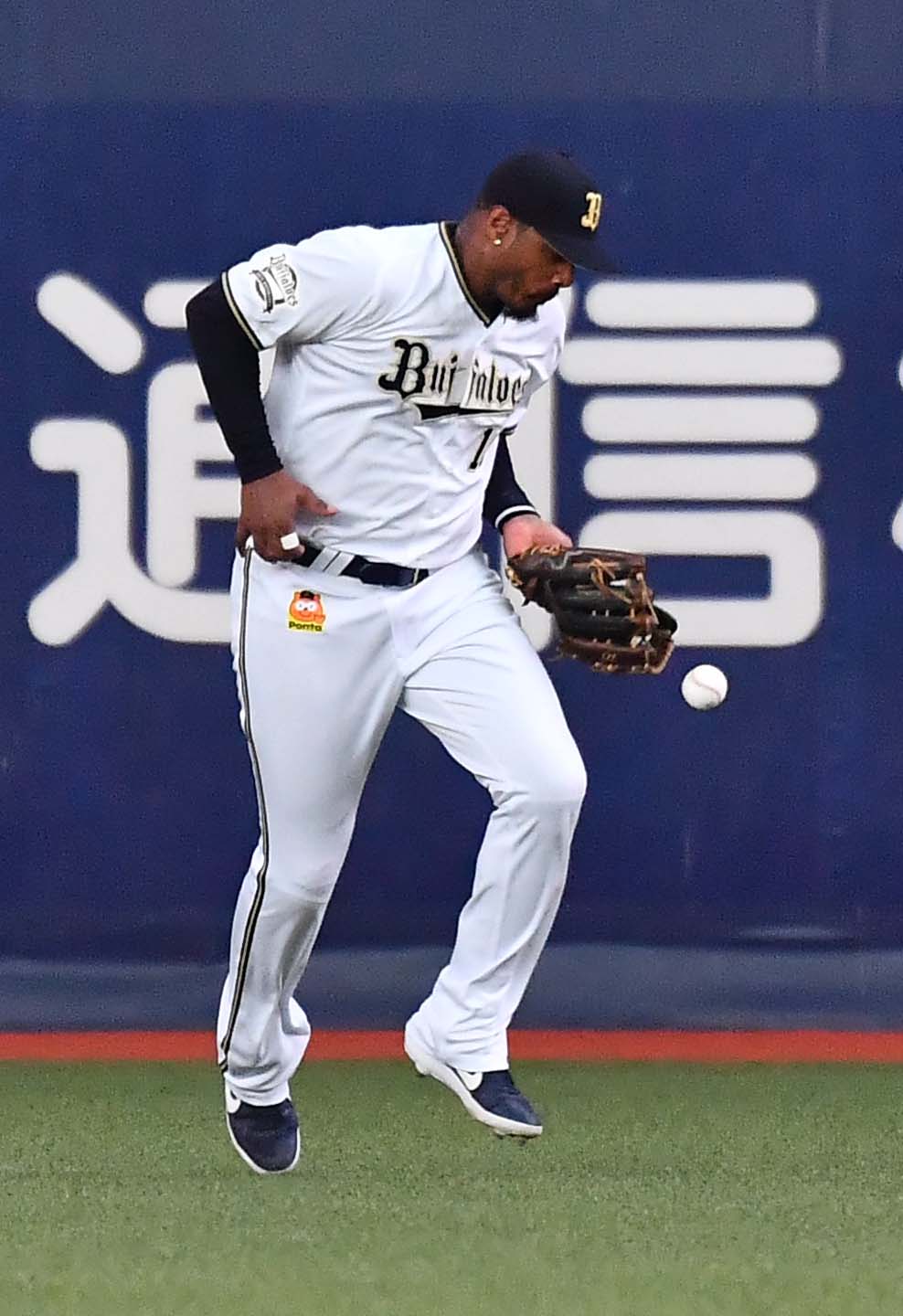 オリックス対阪神　2回表阪神1死、大山悠輔の打球をエラーするアダム・ジョーンズ（撮影・上田博志）