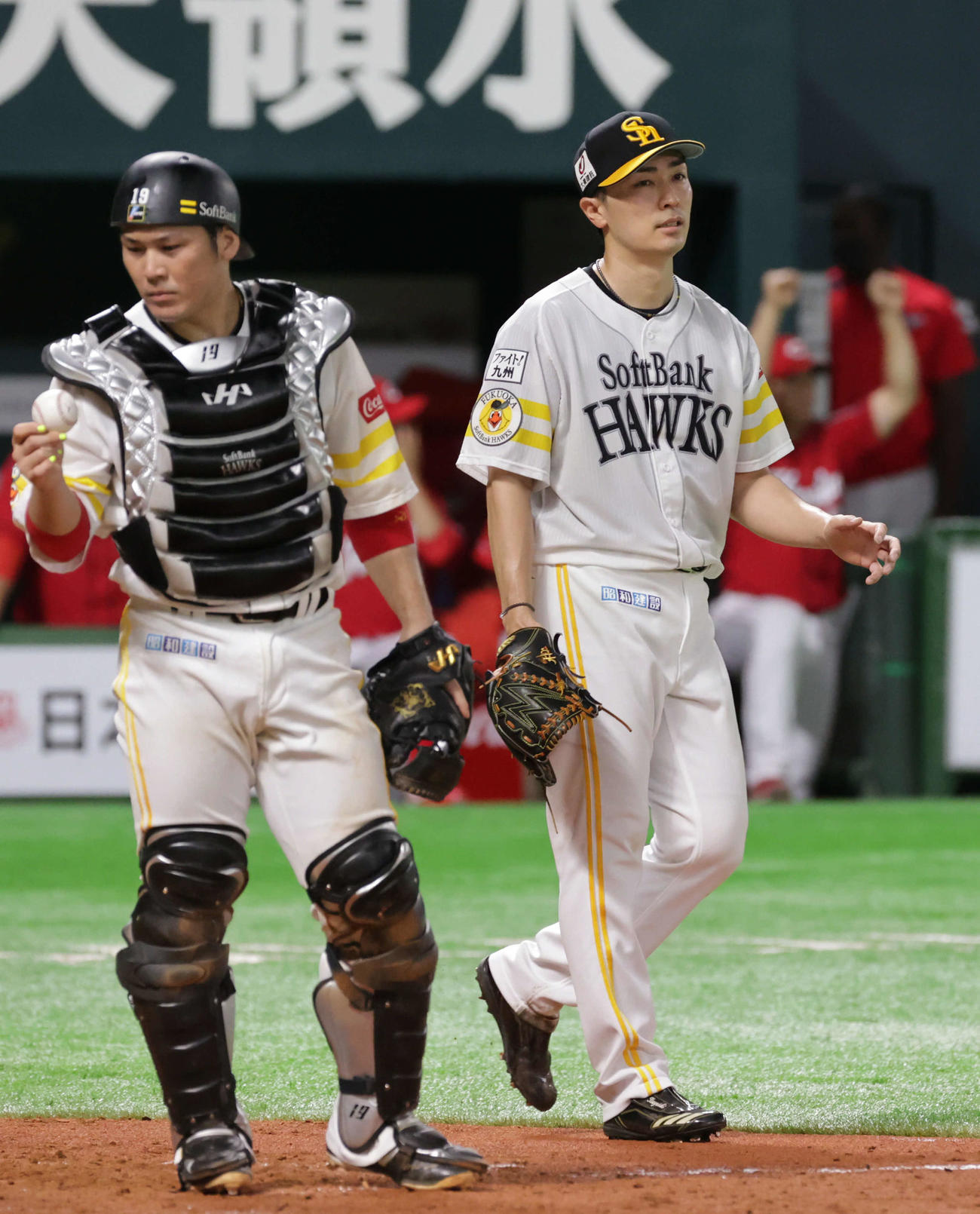 広島打線に捕まったソフトバンク先発の和田。左は甲斐（撮影・加藤孝規）