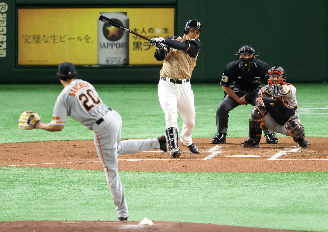 巨人対日本ハム　1回裏日本ハム2死二塁、適時二塁打を放つ清宮。投手サンチェス（撮影・江口和貴）