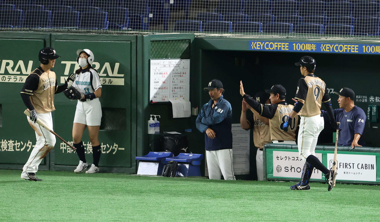 巨人対日本ハム　1回裏日本ハム2死二塁、横尾の適時打で生還した清宮（左端）を迎える栗山監督（右から3人目）ら（撮影・江口和貴）