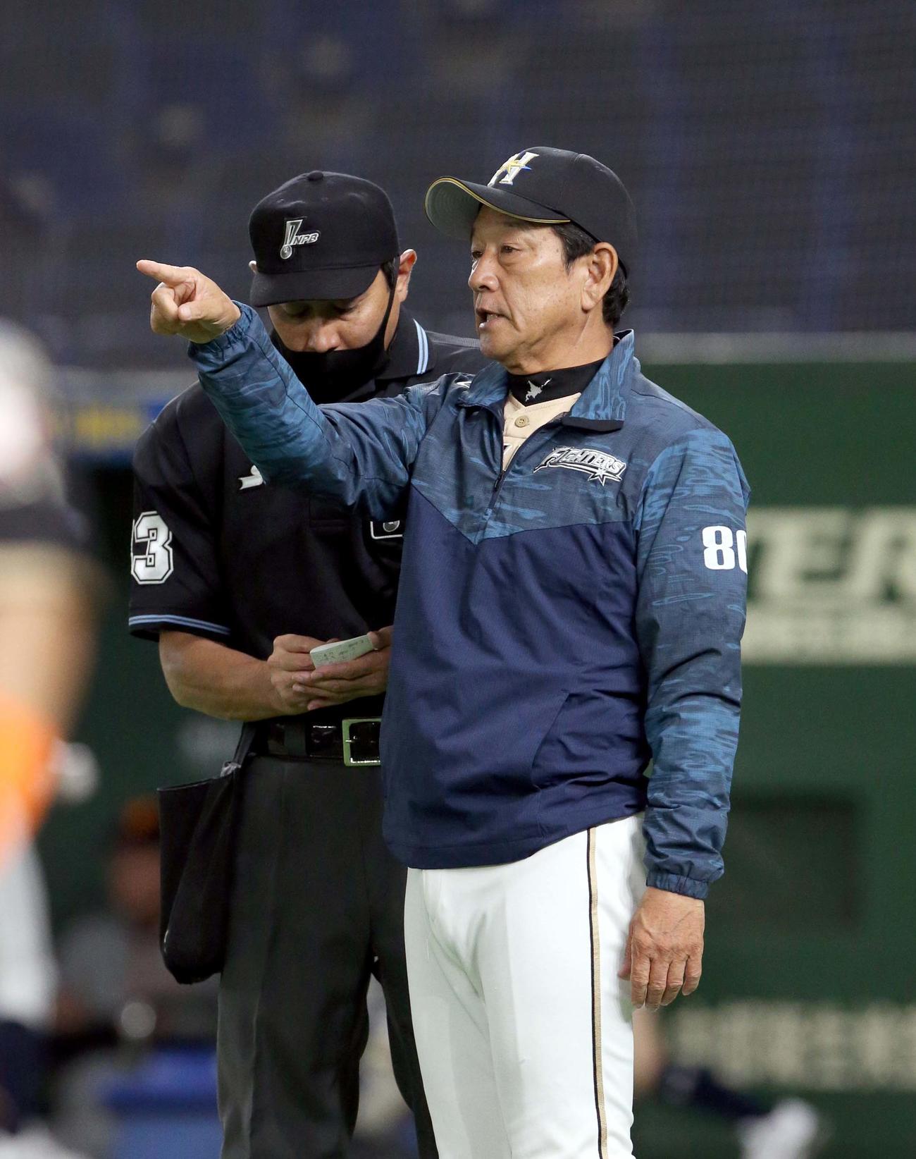 巨人対日本ハム　選手交代を告げる日本ハム栗山監督（撮影・佐藤翔太）