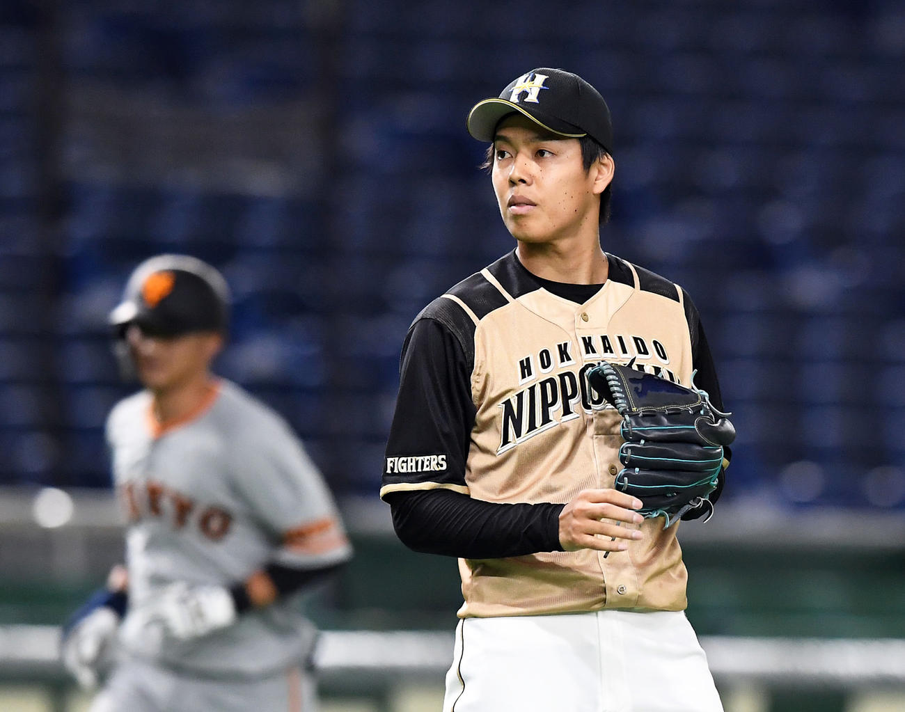2回表巨人1死二塁、吉川尚に2点本塁打を浴びる杉浦（撮影・たえ見朱実）