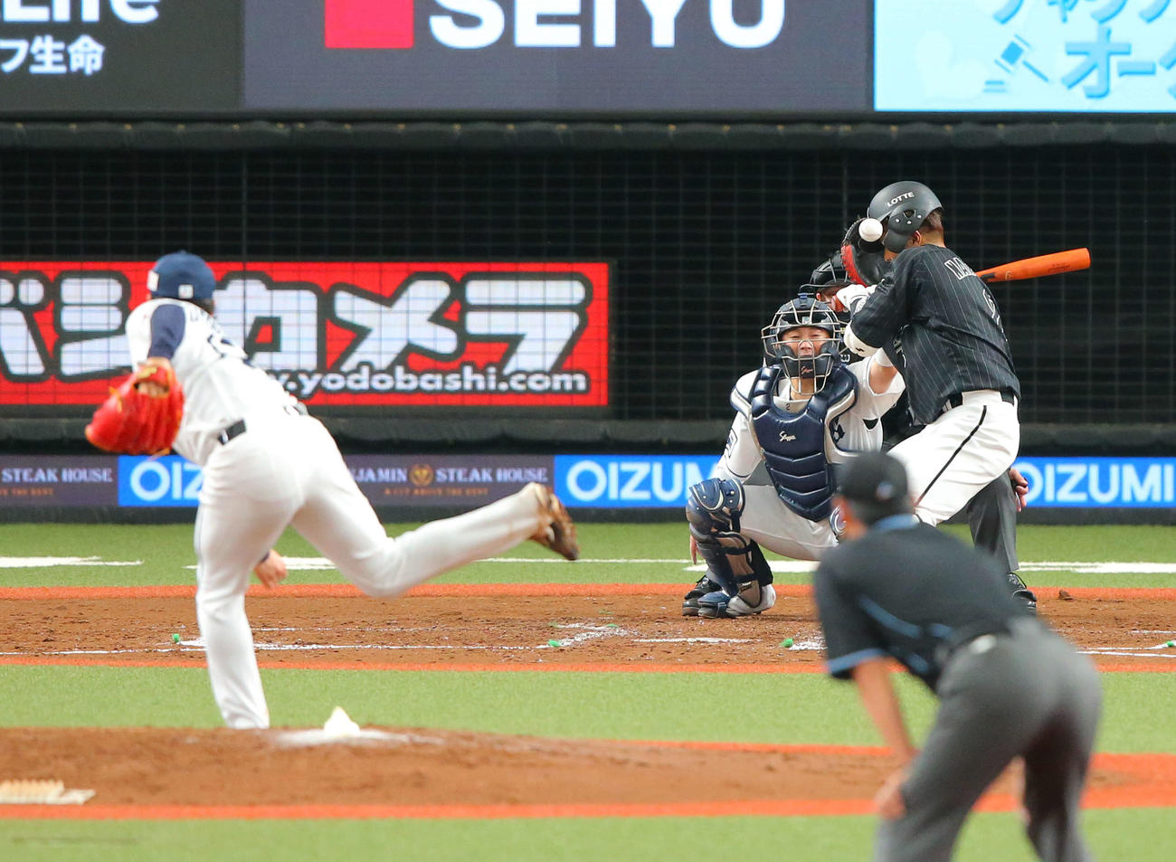 西武対ロッテ　4回表ロッテ無死一塁、松本の危険球が頭部に直撃する中村奨（撮影・河田真司）　