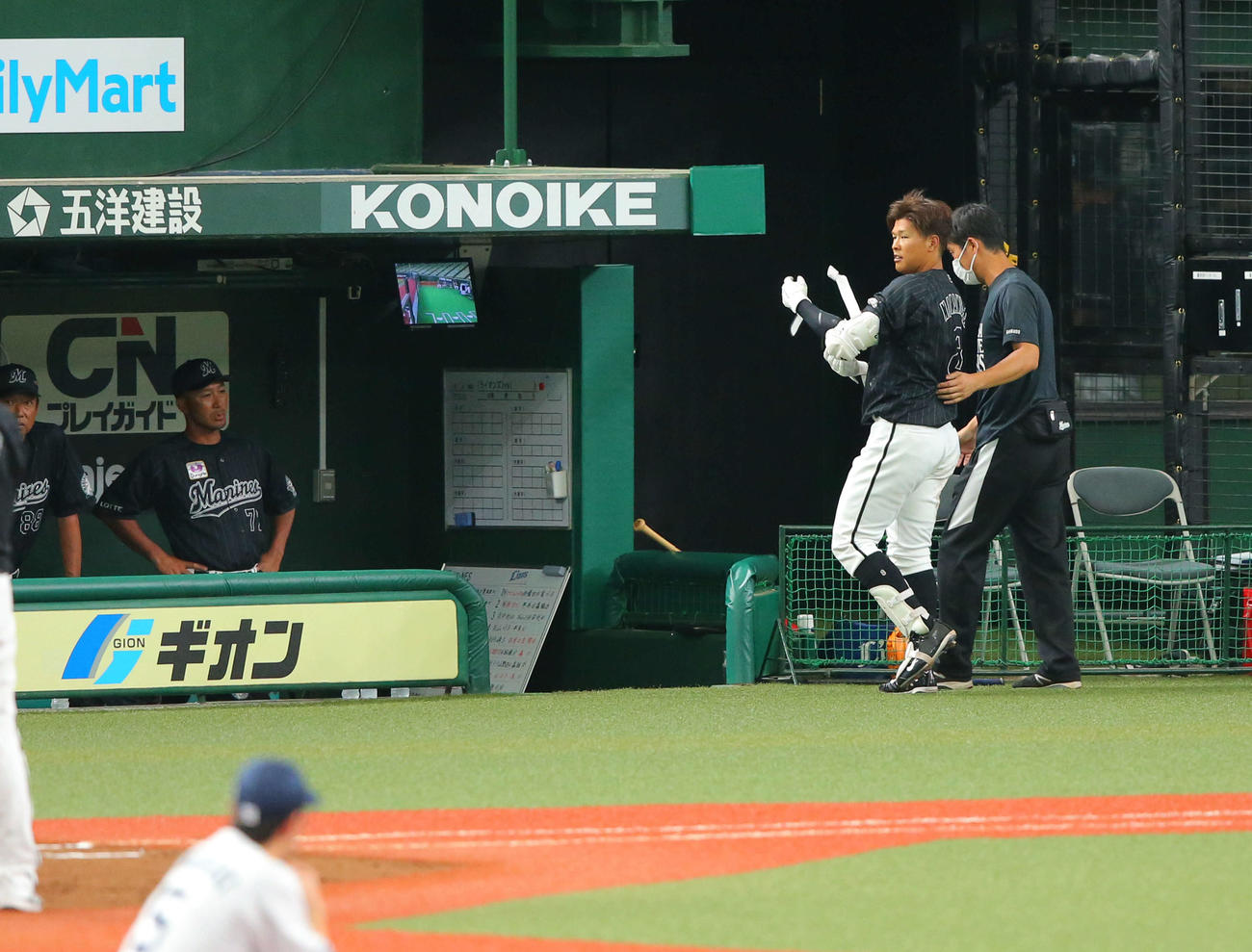 西武対ロッテ　4回表ロッテ無死一塁、松本の球が頭部に直撃しベンチへ下がる中村奨（撮影・河田真司）