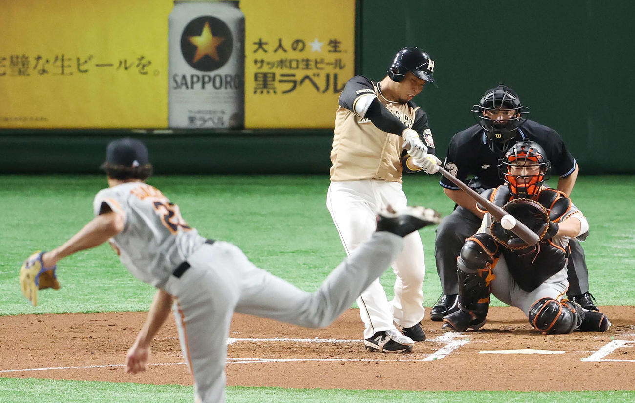 巨人対日本ハム　1回裏日本ハム1死三塁、中前に先制適時打を放つ近藤。投手サンチェス（撮影・江口和貴）