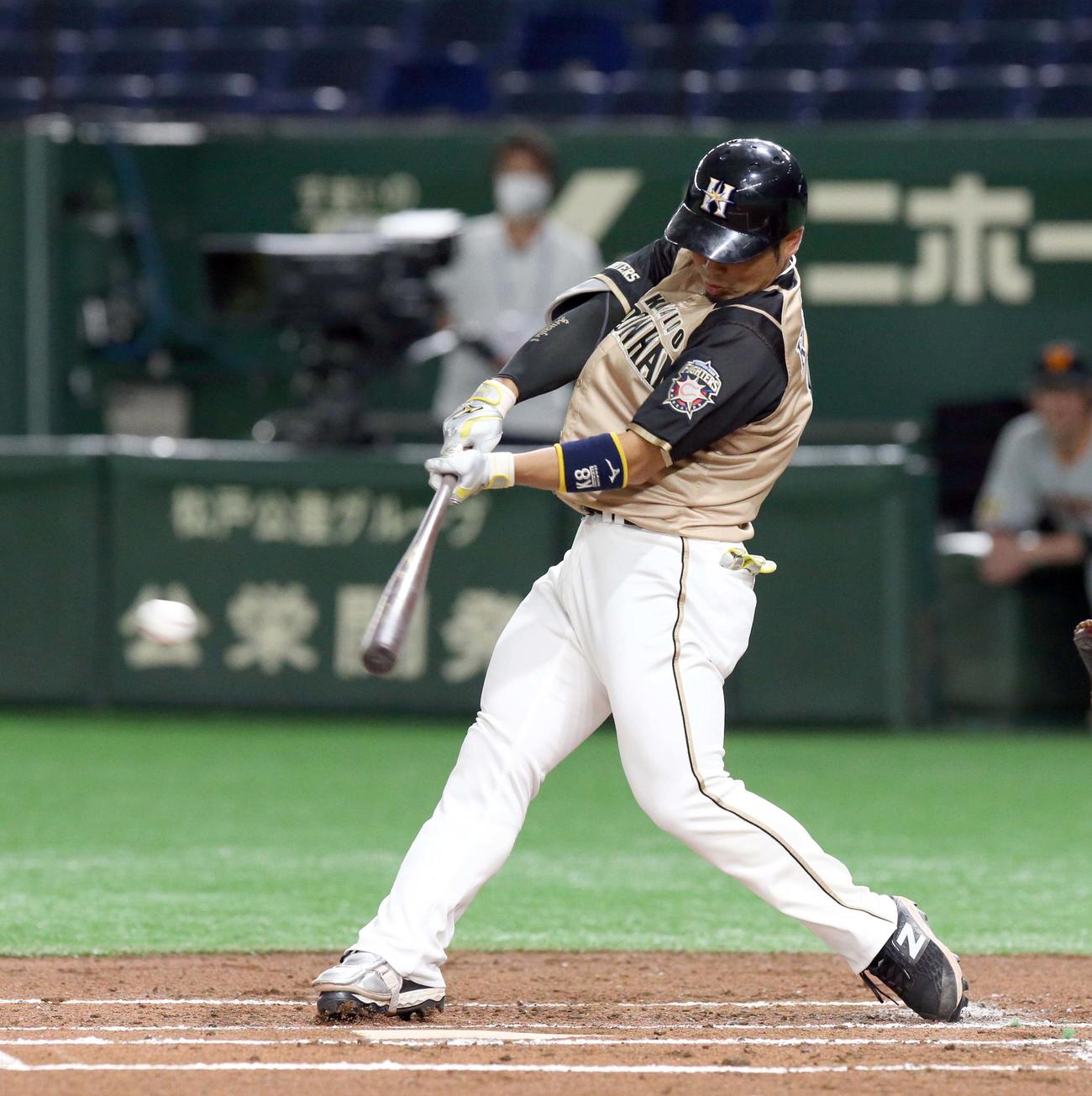 巨人対日本ハム　1回裏日本ハム1死三塁、近藤は先制となる中前適時打を放つ（撮影・佐藤翔太）
